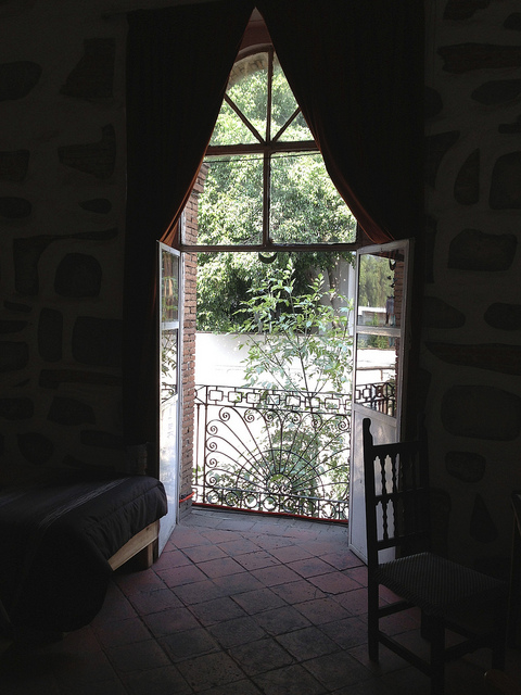 Pretty balcony to noisy street!