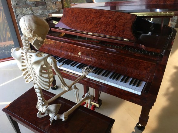 skeleton-piano